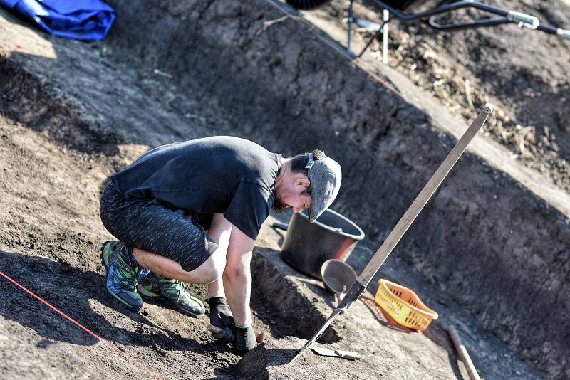 Archeologové pracují v Jevíčku na poli už čtvrtým rokem. Nalezli úlomky keramiky, zbytky zubů a hlavně řadu obytných i výrobních objektů zahloubených v zemi.