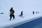 Odklízení sněhu ze střechy zimního stadionu v Poličce