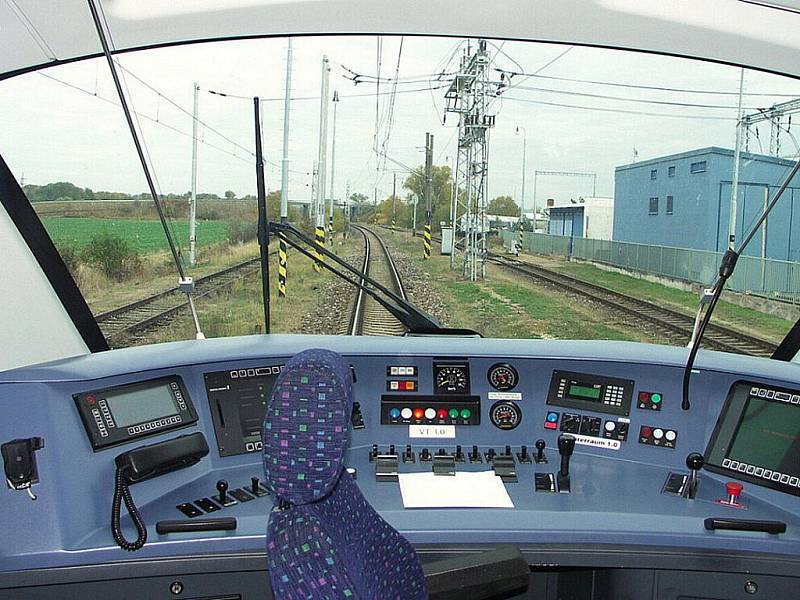Prezentace vlaků na zkušebním okruhu ve Velimi. Jeden z nich bude po kraji jezdit možná už od roku 2012.