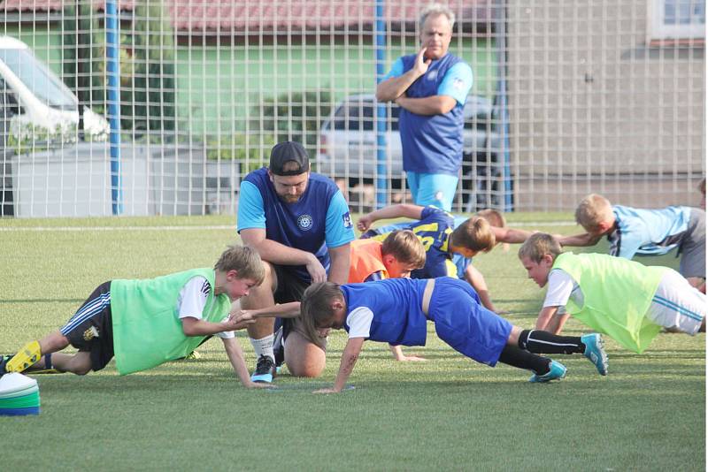 K základním úkolům trenérů mládeže náleží pracovat se svými malými svěřenci tak, aby je fotbal co možná nejvíce bavil a aby se těšili na každý trénink a zápas. Potom má jejich práce smysl.