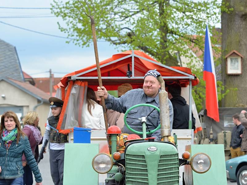 Recesistní prvomájový průvod ve Strakově.