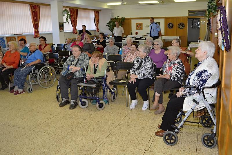 DIVADELNÍ scénky byly natolik věrohodné, že je senioři komentovali během představení i po něm. Mnozí z diváků přidali své postřehy ze setkání s nepoctivými lidmi a také  rady, jak je odmítnout. Cenné informace dodal i policista Ondřej Zeman.