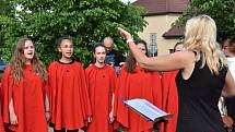 Žáci Základní umělecké školy Dolní Újezd se představili v úterý odpoledne veřejnosti v parku. Akci Zuška žije zahájila vernisáž výtvarného oboru, vystoupili malí muzikanti, zpěváci, divadelníci a tanečnice.