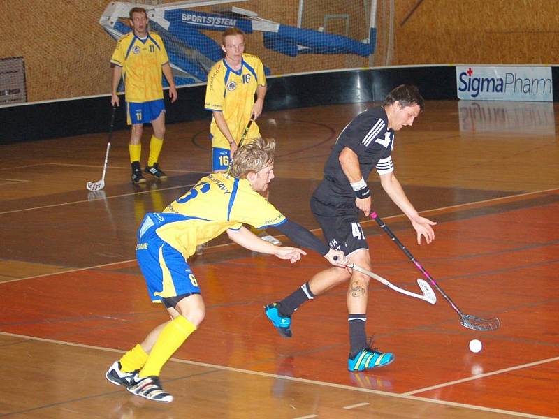 Dokud nezazní závěrečná siréna, není ani ve florbale o ničem rozhodnuto. Diváci, kteří sledovali okresní derby, se o tom v hale Na Střelnici opět názorně přesvědčili. 