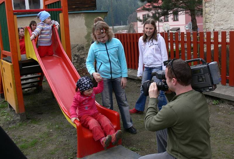 TELEVIZNÍ ŠTÁB v sobotu natočil dokument o Mateřském centru Kocourek. Hlavními aktéry se staly děti, které vyzkoušely nové skluzavky a jiné herní prvky.