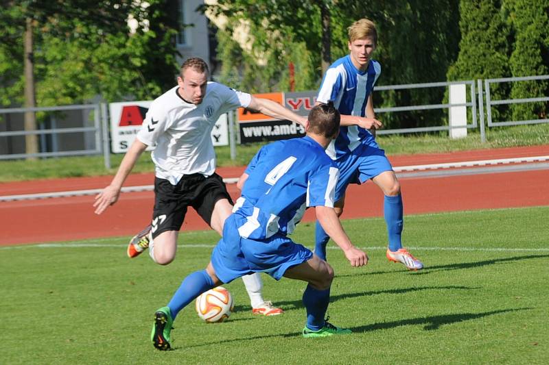 V okresním derby uspěl celek Poličky (v bílém).