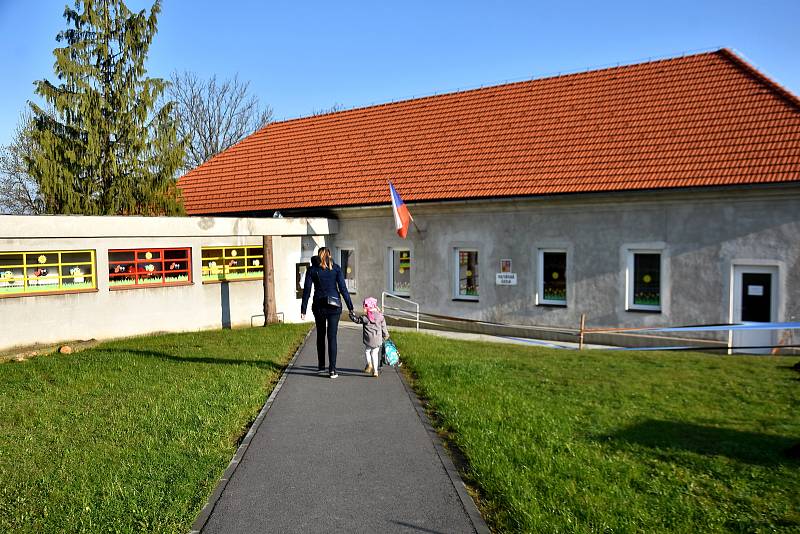 Mateřská škola v Horním Újezdu přivítala po dvou měsících všechny děti. Bez testů a bez roušek.