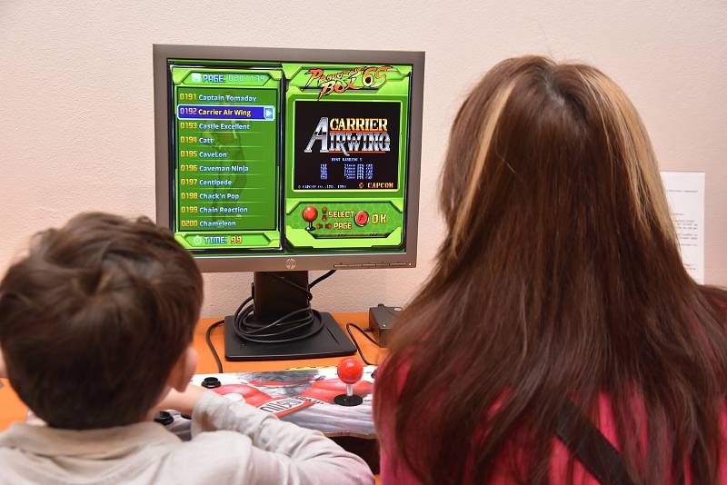 Historii počítačových her přibližuje nová výstava Retrogaming v Poličce.