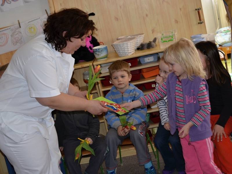 Při společném projektu mateřské školky v Brněnci se zdravotníky ze svitavské nemocnice se děti učí první pomoc. Pacienty jsou jejich plyšáci i panenky.