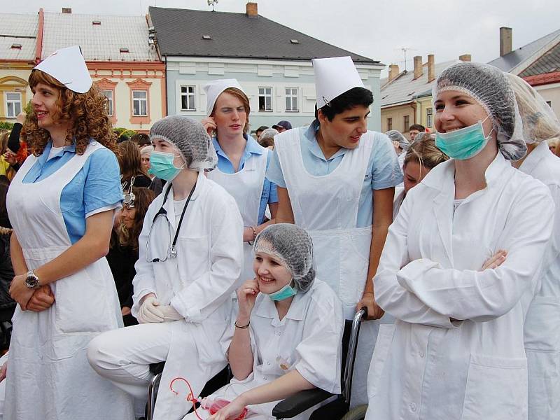 Poličku v pátek ovládl studentský majáles.