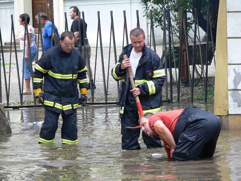 Pás prudkých bouřek s přívalovým deštěm zasáhl 22. července 2009 vpodvečer Litomyšl.