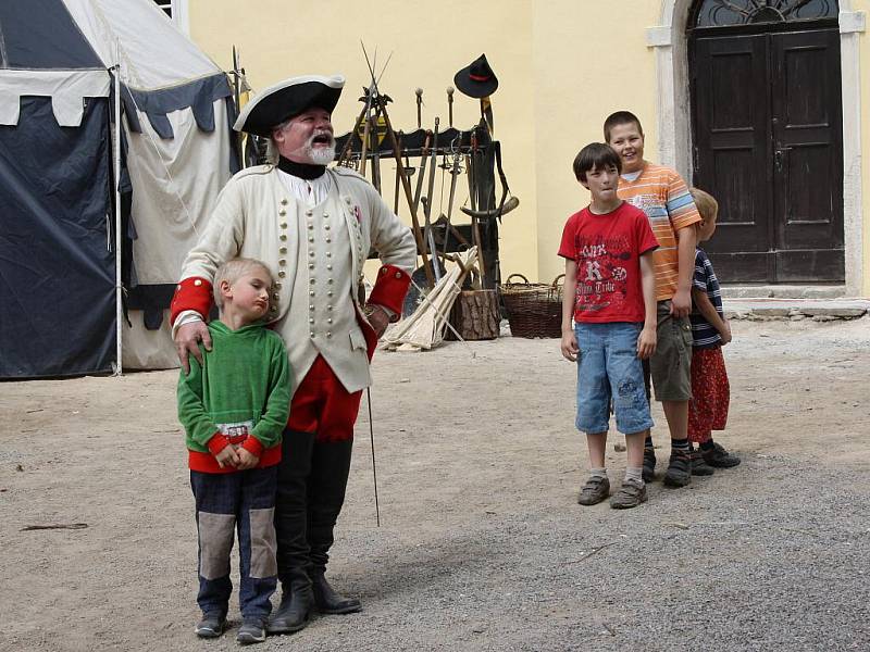 Naverbovaní rekruti prošli vojenskou průpravou. Vojáci je nenechali vydechnout. Na své si přišly také dámy. U řemeslných stánků našli kromě keramiky i  klobouky. Postaráno bylo také o děti. Mohly si mimo jiné vyzkoušet, jak se střílí z kuše.