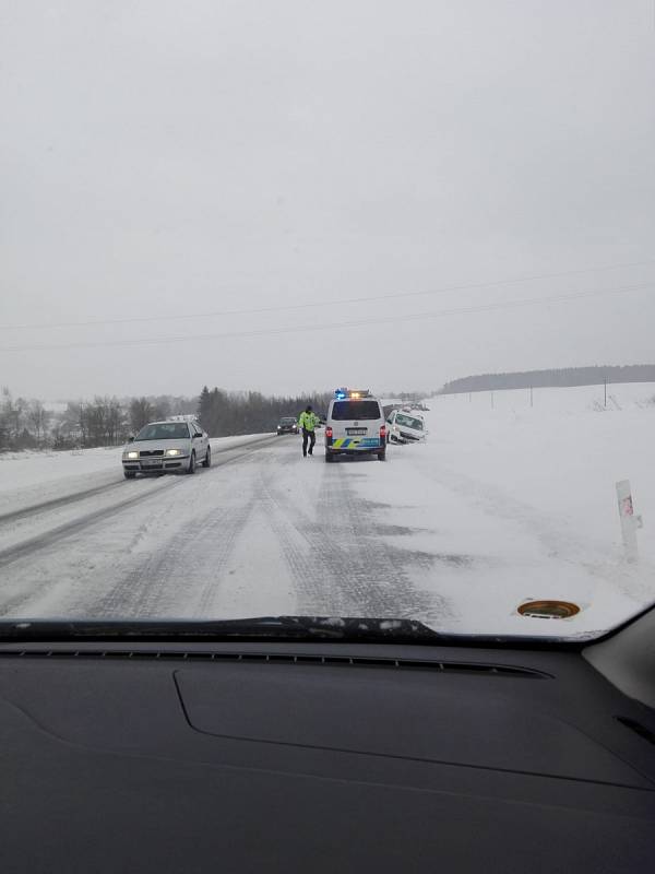 Auto v příkopě na obchvatu Opatova