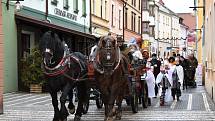 Tříkrálovou sbírku v Moravské Třebové zahájil v sobotu ráno průvod koledníků, v jejichž čele jel kočár s koňmi a Třemi králi.