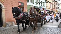 Tříkrálovou sbírku v Moravské Třebové zahájil v sobotu ráno průvod koledníků, v jejichž čele jel kočár s koňmi a Třemi králi.