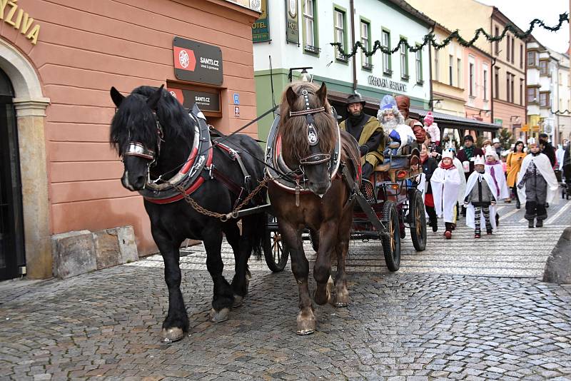 Tříkrálovou sbírku v Moravské Třebové zahájil v sobotu ráno průvod koledníků, v jejichž čele jel kočár s koňmi a Třemi králi.