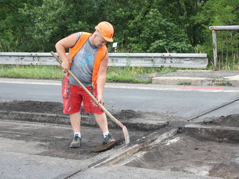 Silničáři začali včera ráno  opravovat most na hlavním tahu z Litomyšle na Moravskou Třebovou. Silnice I/35 u Koclířova je průjezdná pouze v jednom pruhu. Provoz řídí světelná signalizace. Řidiči musí počítat se zdržením. Celková rekonstrukce mostu potrvá