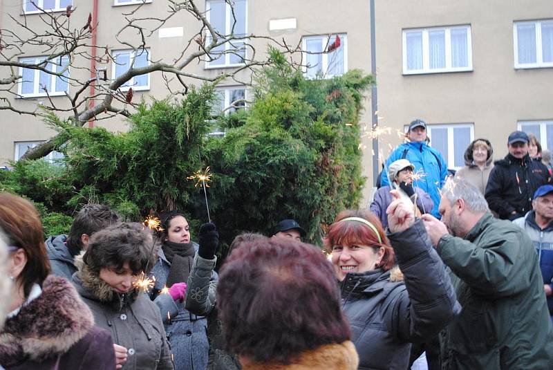 Desítky lidí si nenechaly ujít koncert skupiny Xilt u hospůdky na sídlišti.