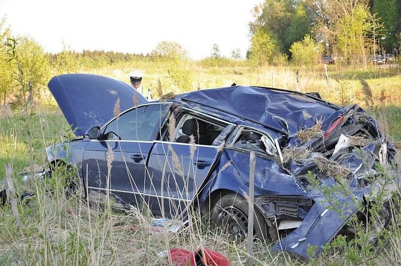 K vážné havárii osobního auta došlo v pátek kolem šestnácté hodiny na silnici I/34 za Poličkou ve směru na Hlinsko, na tzv. Babce. 