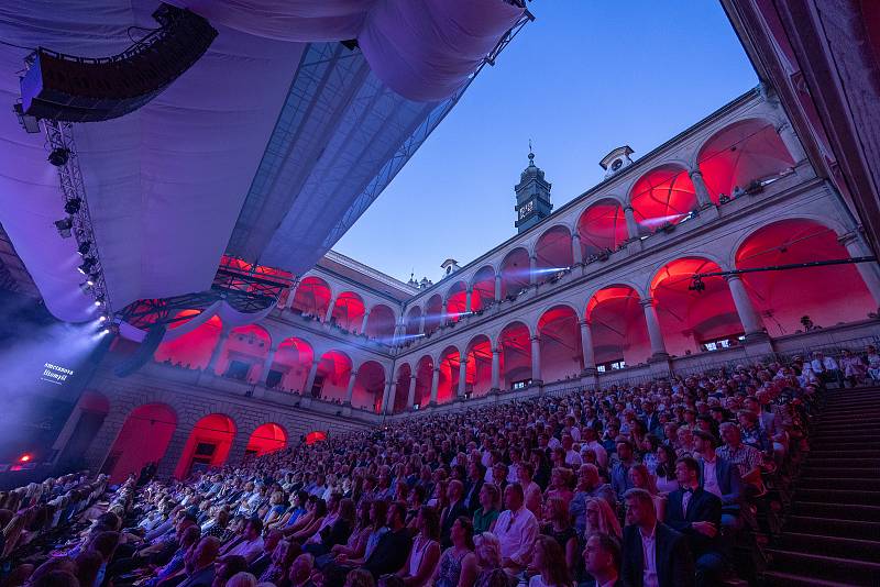 Velké finále s Police Symphony Orchestra završilo 64. ročník festivalu Smetanova Litomyšl. Překvapením večera byla francouzská zpěvačka Zaz