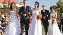 Extravagantní svatba. Nevěsta  nemusí  mít  jen  bílé šaty.  O tom se přesvědčili návštěvníci čtvrteční Květinové show v Litomyšli. Svatba může být klidně i v černé nebo červené. 