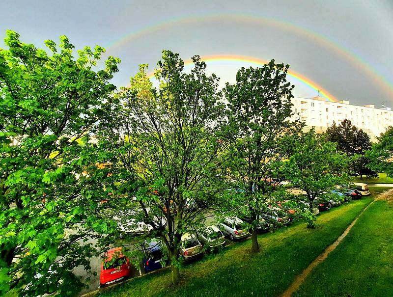 Čtenáři Svitavského deníku fotili duhu, která se objevila na obloze v neděli navečer po krátkém dešti.