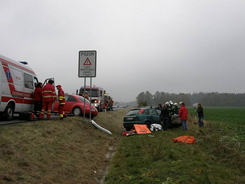 Těžká dopravní nehoda na I/35. Zraněné transportovaly vrtulníky. Přistávaly na polích u Janova.