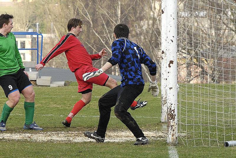 Česká Třebová (v červeném) rozhodla duel s Poličkou v posledních patnácti minutách.