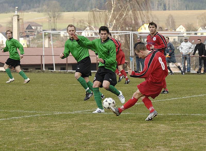 Česká Třebová (v červeném) rozhodla duel s Poličkou v posledních patnácti minutách.