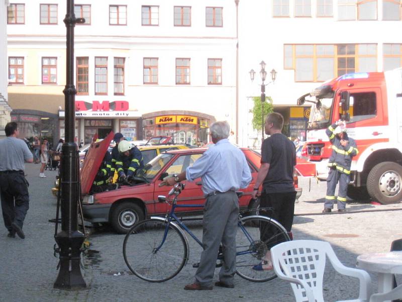 Osobní automobil hořel na náměstí Míru ve Svitavách