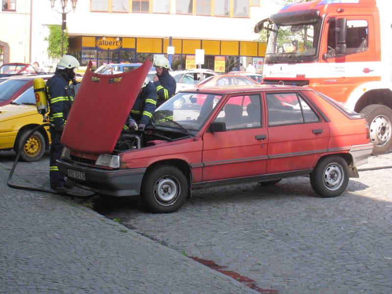 Osobní automobil hořel na náměstí Míru ve Svitavách