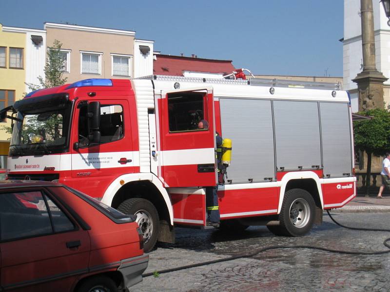 Osobní automobil hořel na náměstí Míru ve Svitavách