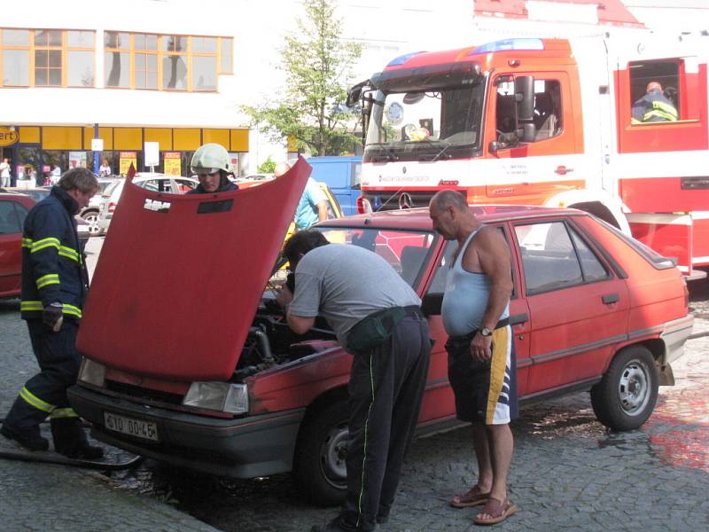 Osobní automobil hořel na náměstí Míru ve Svitavách