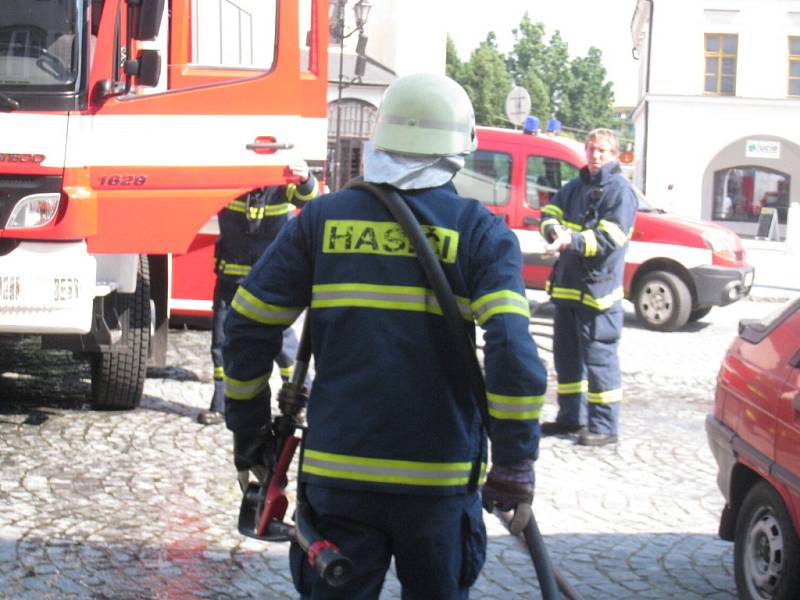 Osobní automobil hořel na náměstí Míru ve Svitavách
