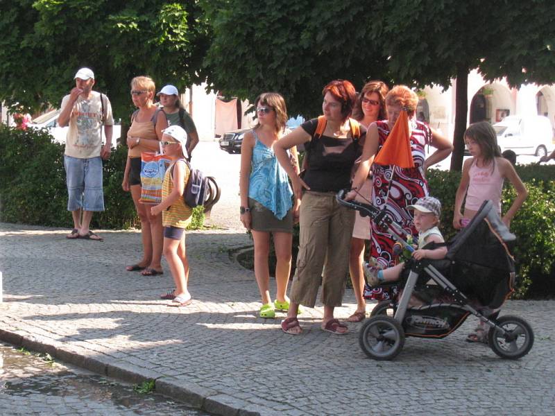 Osobní automobil hořel na náměstí Míru ve Svitavách