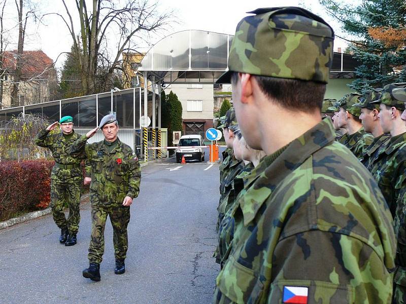 Zástupce velitele pplk. gšt. Ing. Zdeněk Macháček a velitel školních jednotek pplk.  Ing. Josef Lorenz pochodují před nastoupenou školou.