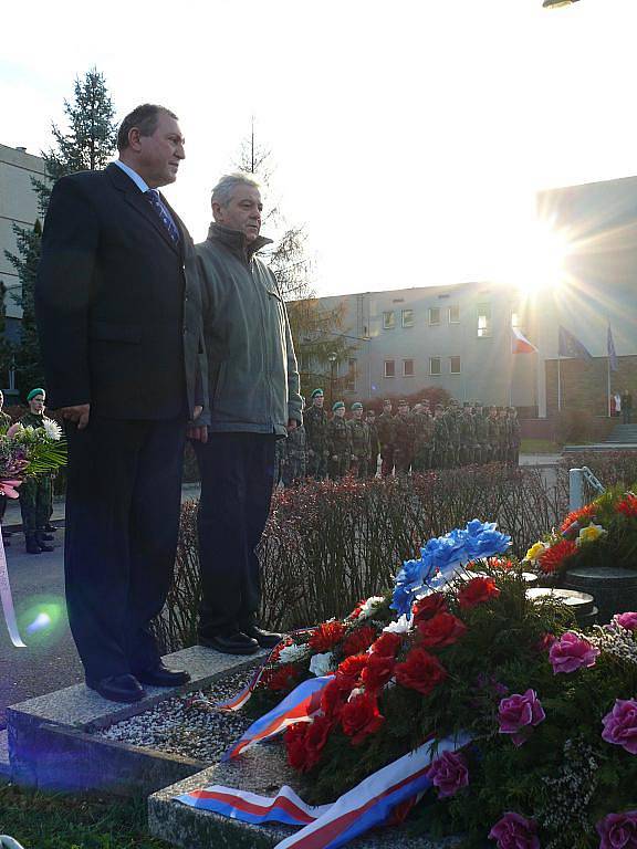 Starosta města Moravská Třebová JUDr. Miloš Izák a místostarosta města Ing. Pavel Brettschneider vzdávají úctu válečným veteránům.