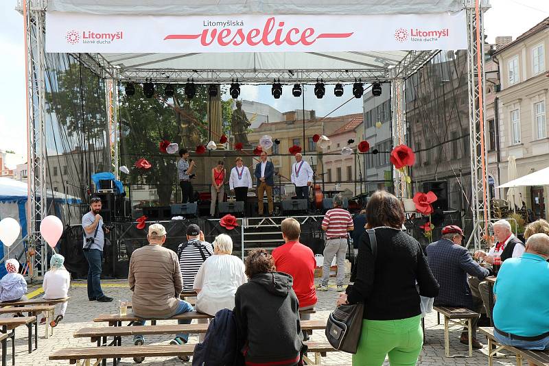 LIDÉ V LITOMYŠLI si o víkendu užili veselici s dobrým jídlem pitím, zábavou, divadlem i muzikou.