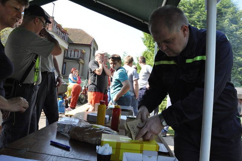 DOBROVOLNÍ HASIČI v Osíku u Litomyšle v sobotu nejen soutěžili, ale také se spontánně rozhodli, že pomohou kolegům, které postihla povodeň. 