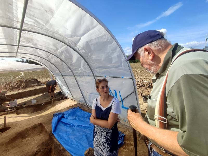 Archeologové zkoumají na poli u Litomyšle unikátní rondel. Našli tu i úlomky keramiky nebo sekeromlat