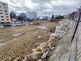 Výstavba trojdomí na Havlíčkově ulici v Litomyšli nabrala zpoždění.