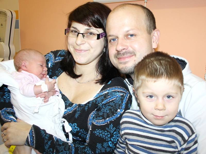 EMA ŠPAČKOVÁ. Holčička se narodila 24. října v 11.47 hodin. Vážila 3,06 kilogramu a měřila 48 centimetrů. S rodiči Nikolou a Michalem a tříletým bráškou Danielem bydlí v Borové.