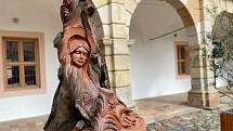 Na nádvoří zámku v Moravské Třebové stojí nově socha svaté Korony.