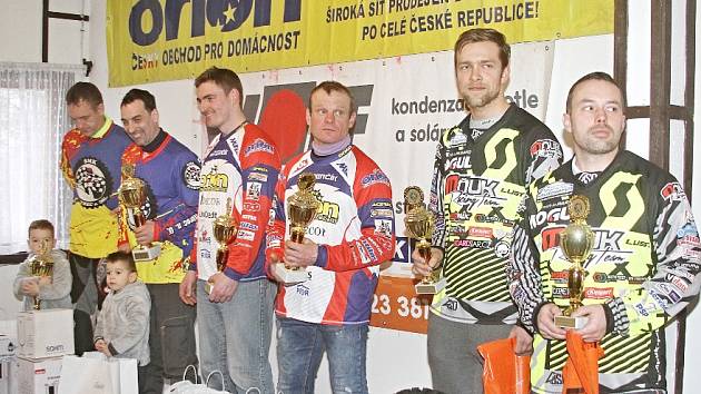 Tři nejlepší dvojice skončeného mistrovství České republiky: zleva Šrolerovi, Mohaupt s Hotovým a Mňuk s Langerem.