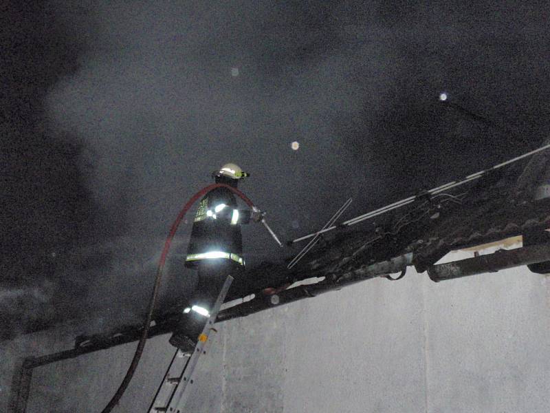 Jednotka dobrovolných hasičů ze Svitav při záhahu u požáru domu v Koclířově