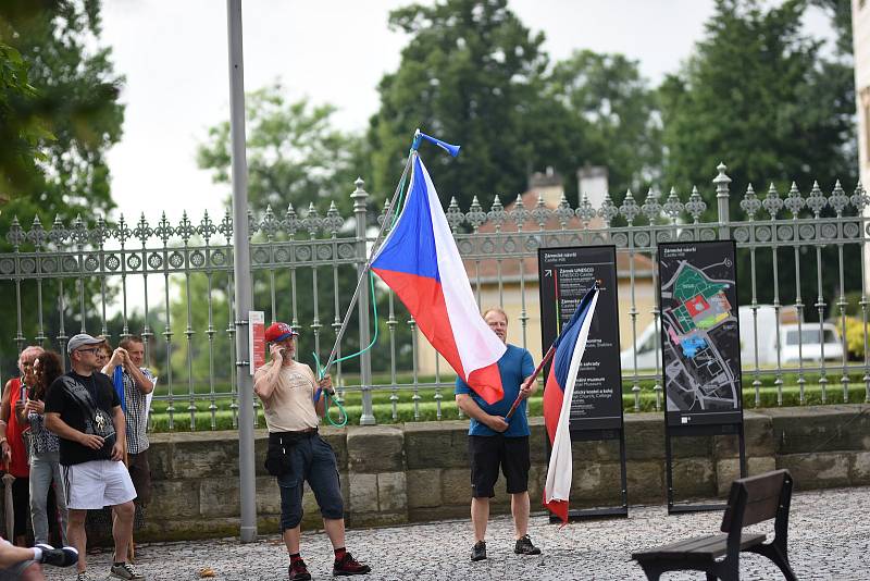Demonstranti u zámku v Litomyšli.