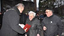 PAMĚTNÍ STÉLA se nachází v místě bývalé židovské synagogy.