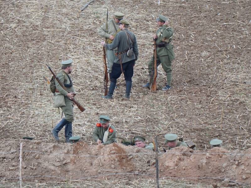 Diváci, kteří přijeli v sobotu do Mladějova,  nepřišli o pořádnou podívanou. Rakušané použili v boji proti Rusům i plamenomet. V lazaretu sténali zranění. Tomu všemu přihlíželi i dámy v dobových róbách. 