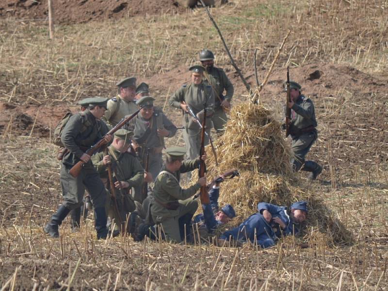 Diváci, kteří přijeli v sobotu do Mladějova,  nepřišli o pořádnou podívanou. Rakušané použili v boji proti Rusům i plamenomet. V lazaretu sténali zranění. Tomu všemu přihlíželi i dámy v dobových róbách. 