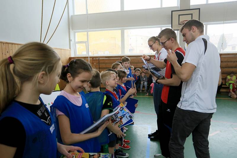 Školáci v Jevíčku si zatrénovali s výškařkou Michaelou Hrubou.